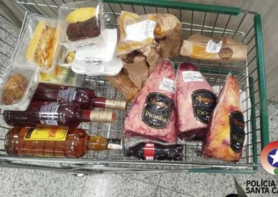 Segundo a PM, suspeita afirmou que venderia as carnes e as bebidas para sustentar o v&iacute;cio em drogas e utilizaria os demais alimentos para consumo pr&oacute;prio