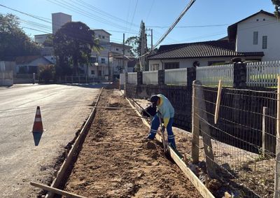 Interven&ccedil;&otilde;es inclu&iacute;ram fresagem na Avenida Beira Rio, manuten&ccedil;&atilde;o de ruas, obras de conten&ccedil;&atilde;o e melhorias em vias pavimentadas e n&atilde;o pavimentadas