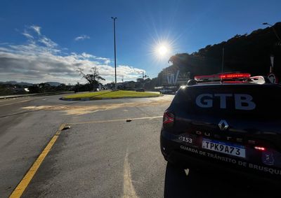 Equipe aplicou serragem e sinalizou o trecho pr&oacute;ximo ao Cartolas Pub para reduzir o risco de acidentes, principalmente com motociclistas