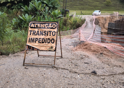 Estrutura provis&oacute;ria na comunidade de Ponta Fina Sul foi comprometida pelas fortes chuvas e teve a passagem de ve&iacute;culos e pedestres bloqueada