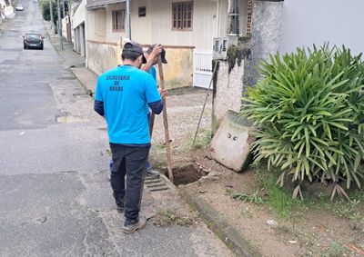 Opera&ccedil;&atilde;o atende os locais mais afetados pelas chuvas recentes e inclui recupera&ccedil;&atilde;o de estradas, limpeza urbana e reparos na drenagem