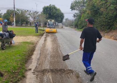 Tamb&eacute;m foram realizados servi&ccedil;os de conserva&ccedil;&atilde;o, varri&ccedil;&atilde;o, ro&ccedil;ada e desassoreamento de ribeir&atilde;o ao longo do dia