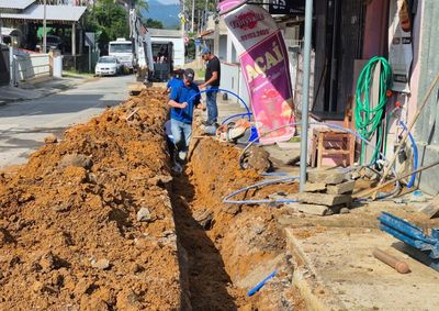 Tubula&ccedil;&atilde;o instalada h&aacute; mais de 40 anos atravessa propriedades particulares; nova rede ser&aacute; implantada em &aacute;rea p&uacute;blica para facilitar manuten&ccedil;&otilde;es