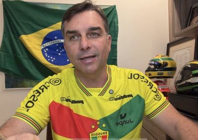 Uniforme foi enviado pelo vice-prefeito de Brusque, Deco Batisti (PL), e chegou ao senador por interm&eacute;dio de Carlos Bolsonaro (PL)