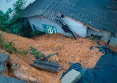 Nove ocorr&ecirc;ncias foram registradas pela Defesa Civil. Rio Itaja&iacute;-Mirim continua subindo e pode alcan&ccedil;ar 4,20 metros durante a tarde