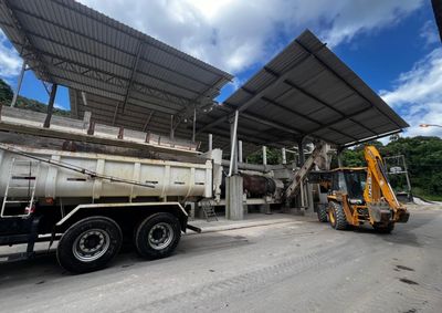 Servi&ccedil;os aproveitaram a paralisa&ccedil;&atilde;o das obras provocada pela chuva para realizar reparos no equipamento que produz a massa asf&aacute;ltica 