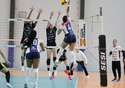 Equipe brusquense venceu as tr&ecirc;s parciais por 25 a 21 e soma dois triunfos em dois jogos na competi&ccedil;&atilde;o