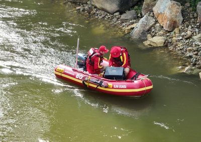 Crian&ccedil;a foi encontrada a cerca de dois quil&ocirc;metros do ponto onde desapareceu; horas depois, bombeiros localizaram Odir Coelho, de 59 anos
