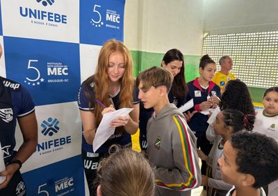 Encontro na Escola Isaura Gouv&ecirc;a Gevaerd reuniu bate-papo, aut&oacute;grafos e troca de experi&ecirc;ncias sobre esporte e disciplina