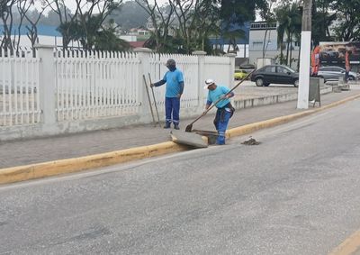 Equipes retiram terra, folhas e outros res&iacute;duos e utilizam &aacute;gua sob press&atilde;o para limpar as estruturas