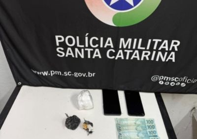 PM foi acionada para atender caso de viol&ecirc;ncia dom&eacute;stica e encontrou tr&ecirc;s tipos de drogas com o suspeito