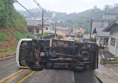 Motorista tentou retornar de r&eacute; depois que o ve&iacute;culo n&atilde;o conseguiu vencer a subida; ningu&eacute;m ficou ferido.