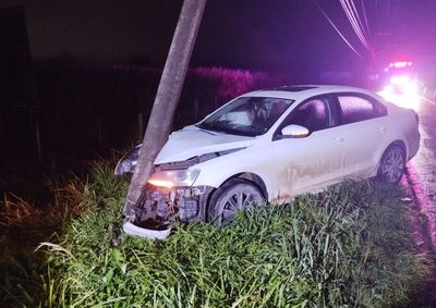 Acidente aconteceu por volta das 23h desta quinta-feira (13); v&iacute;tima foi encaminhada &agrave; UPA de Cordeiros, em Itaja&iacute;