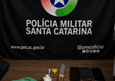 Al&eacute;m de cerca de 60 gramas de coca&iacute;na, policiais apreenderam balan&ccedil;a de precis&atilde;o, celulares, maconha e materiais usados para preparar entorpecentes