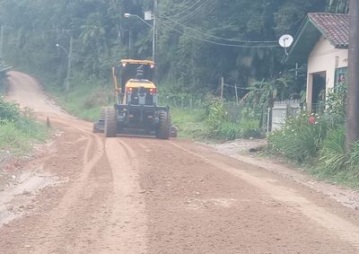 Trabalhos incluem reparos em pontos com buracos e desn&iacute;veis, al&eacute;m de patrolamento, areiamento e nivelamento de vias