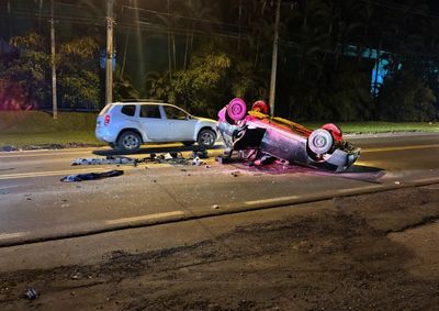 Acidente ocorreu na noite deste domingo (23), em Pedras Grandes; envolvidos tiveram apenas ferimentos leves
