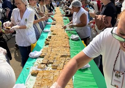 Com 16,80 metros de comprimento, tradicional a&ccedil;&atilde;o reuniu moradores na pra&ccedil;a Bar&atilde;o de Schneeburg ap&oacute;s o desfile c&iacute;vico