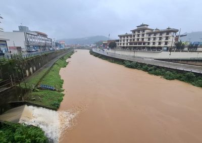 Rio Itaja&iacute;-Mirim permanece dentro da normalidade, mas &oacute;rg&atilde;o acompanha o n&iacute;vel continuamente