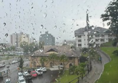 Vale do Itaja&iacute; est&aacute; entre as regi&otilde;es que podem registrar chuva intensa, rajadas de vento e queda de granizo