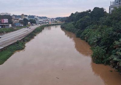&Oacute;rg&atilde;o orienta a popula&ccedil;&atilde;o a evitar &aacute;reas alagadas, ficar longe de &aacute;rvores durante os temporais e acompanhar os avisos oficiais
