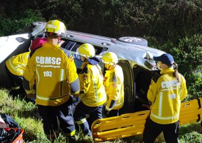 Motorista de 25 anos precisou ser retirado do Siena pelos bombeiros e foi encaminhado ao Hospital Santo Ant&ocirc;nio