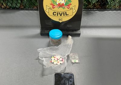 Um dos investigados tentou se livrar das drogas e fugiu, mas foi localizado em seguida; opera&ccedil;&atilde;o da Pol&iacute;cia Civil foi realizada nesta quarta-feira (12)