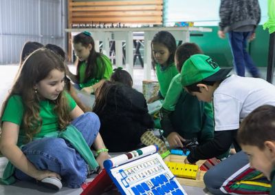 Estudantes apresentam jogos que exploram habilidades importantes para o aprendizado e o cotidiano