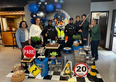 Visita atendeu a um pedido da fam&iacute;lia e levou intera&ccedil;&atilde;o, fotos e divers&atilde;o para as crian&ccedil;as durante a festa