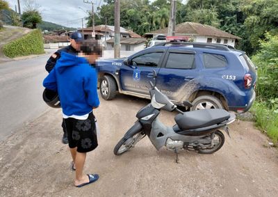 Honda Biz acabou removida ao p&aacute;tio ap&oacute;s GTB constatar que o filho n&atilde;o tinha CNH e o pai possu&iacute;a habilita&ccedil;&atilde;o apenas para autom&oacute;veis