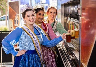 Evento re&uacute;ne elementos da Stadtplatzfest e do Biergartenplatz e ter&aacute; programa&ccedil;&atilde;o diferente no s&aacute;bado e no domingo