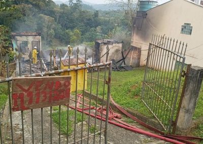 Homem afirmou ter provocado o inc&ecirc;ndio ap&oacute;s um desentendimento e foi encontrado aguardando a pol&iacute;cia em um ponto de &ocirc;nibus