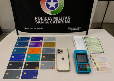 Policiais tamb&eacute;m localizaram documentos de terceiros, um iPhone em modo perdido e equipamento que teria rela&ccedil;&atilde;o com um roubo
