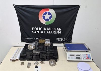 Droga estava dividida em tabletes e por&ccedil;&otilde;es; duas balan&ccedil;as, materiais para embalagem e um celular tamb&eacute;m foram apreendidos