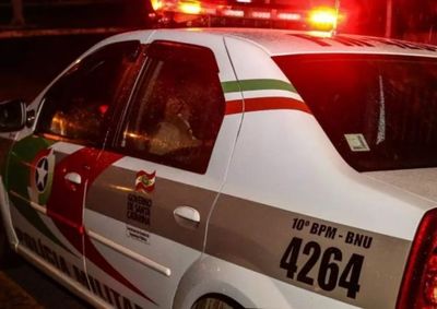 Suspeito foi abordado enquanto caminhava pelo Centro e teve ordem judicial confirmada pelos policiais