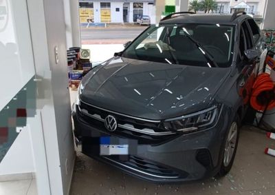 Carro entrou no estabelecimento e atingiu uma parede