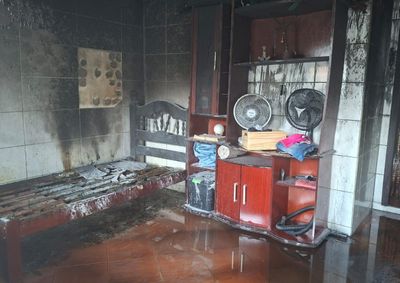 Moradores utilizaram mangueira para evitar que fogo se espalhasse; informa&ccedil;&otilde;es iniciais apontam que inc&ecirc;ndio pode ter come&ccedil;ado com ferro de passar