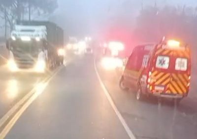 Crian&ccedil;as foram atingidas por um carro quando tentavam atravessar a rodovia, praticamente em frente &agrave; casa onde moravam