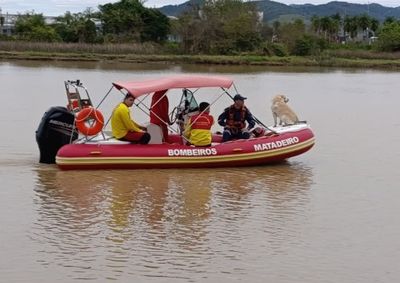 C&acirc;mera de seguran&ccedil;a registrou mulher seguindo em dire&ccedil;&atilde;o ao rio; buscas come&ccedil;aram no domingo e foram ampliadas nesta segunda-feira