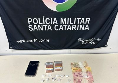 Dinheiro e um celular tamb&eacute;m foram apreendidos durante abordagem realizada na noite de sexta-feira (21)