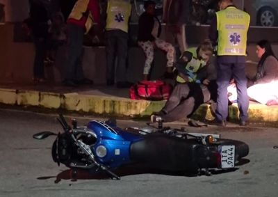 Jovem foi levado ao Hospital Azambuja com suspeita de fratura na perna; gestante que estava no carro tamb&eacute;m foi encaminhada por precau&ccedil;&atilde;o