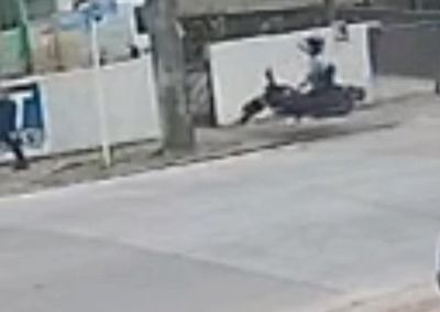 Imagens mostram a trajet&oacute;ria da motocicleta at&eacute; a colis&atilde;o; condutora foi socorrida pelos bombeiros e pelo Samu