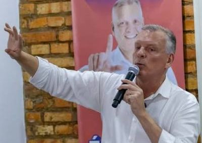 Impugna&ccedil;&atilde;o j&aacute; foi apresentada, mas candidatura ainda n&atilde;o foi barrada; decis&atilde;o caber&aacute; ao TRE-SC