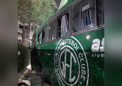 Ve&iacute;culo foi atingido por pedras ap&oacute;s a elimina&ccedil;&atilde;o do Bugre; Brusque segue na disputa por uma vaga na S&eacute;rie B