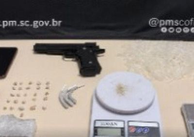 Suspeitos t&ecirc;m 18 e 23 anos e, segundo a PM, eram respons&aacute;veis pela comercializa&ccedil;&atilde;o dos entorpecentes