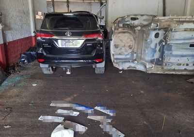 Entre os materiais apreendidos estavam ve&iacute;culos inteiros, autom&oacute;veis parcialmente desmontados e placas de carros furtados