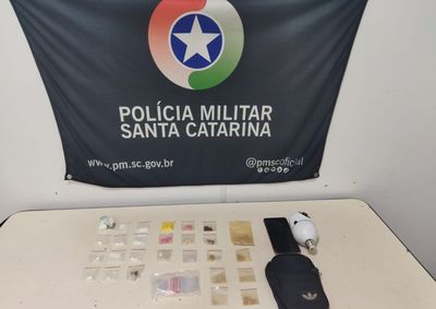 Suspeito tentou fugir ao ver a viatura e foi abordado dentro de uma resid&ecirc;ncia; drogas e celular foram apreendidos