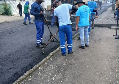 Frentes de trabalho tamb&eacute;m incluem aplica&ccedil;&atilde;o de asfalto, tapa-buracos e limpeza de dispositivos de drenagem