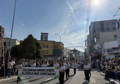 Sob o tema &ldquo;Brusque: Cidade de Recome&ccedil;os&rdquo;, evento reuniu escolas, entidades, empresas e for&ccedil;as de seguran&ccedil;a na avenida C&ocirc;nsul Carlos Renaux