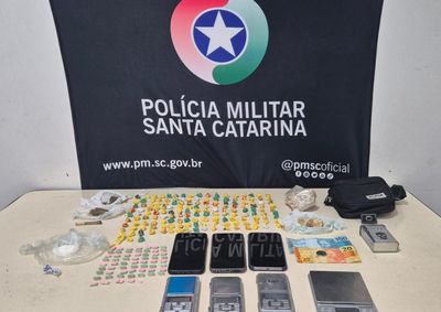 PM encontrou 452 gramas de crack, 60 comprimidos de ecstasy, coca&iacute;na, maconha e quatro balan&ccedil;as de precis&atilde;o