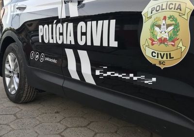 Dez mandados foram cumpridos em Brusque, Guabiruba e Itaja&iacute;; tr&ecirc;s pessoas acabaram presas em flagrante com drogas